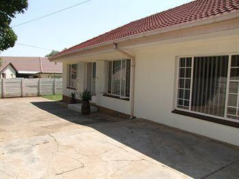 Kempton Park Country Lodge Johannesburg Exterior photo